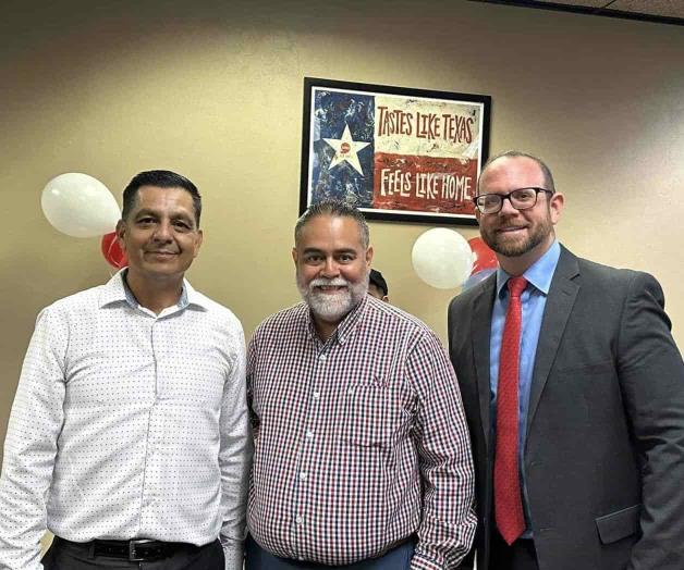 Photo of three people standing in front of a Texas flag -- one of whom is El Paso County Commissioner & LP Member David Stout