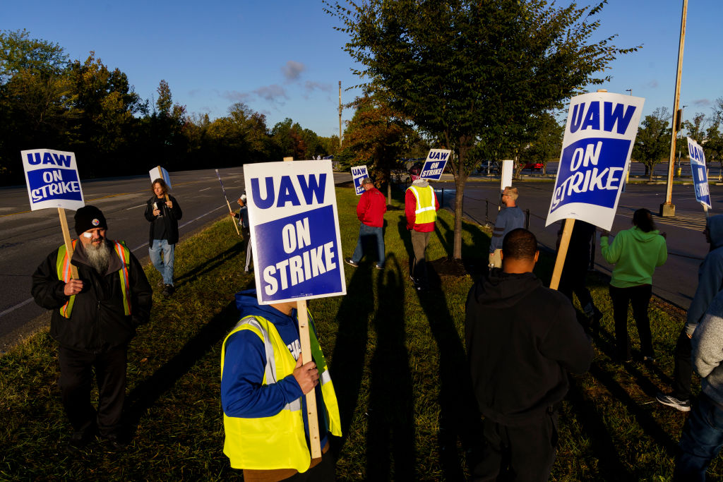 Factory workers and UAW union members form a picket line outside the Ford Motor Co. Kentucky Truck Plant in the early morning hours on October 14, 2023 in Louisville, Kentucky. (Michael Swensen / Getty Images)