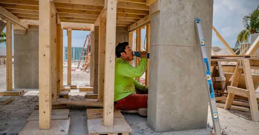 A construction worker shelters from the sun during a water break. Local government ordinances mandating such breaks have been preempted in some states.(Al Diaz/TNS)